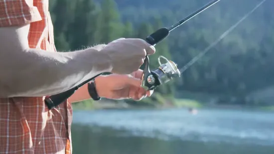 Can a right-handed person use a left-handed baitcaster